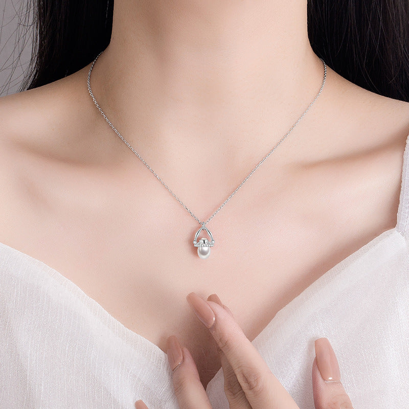 Photo of a woman wearing necklace in white gold or rose gold with pearl