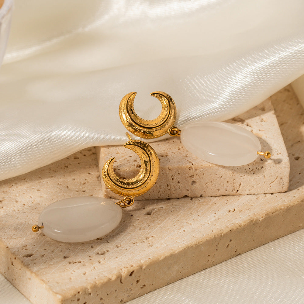 Photo of drop earrings in white and gold with pearl