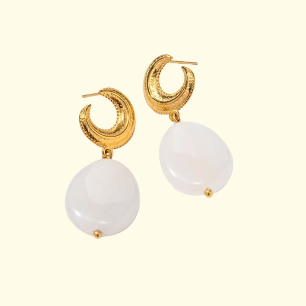 Photo of drop earrings in white and gold with pearl