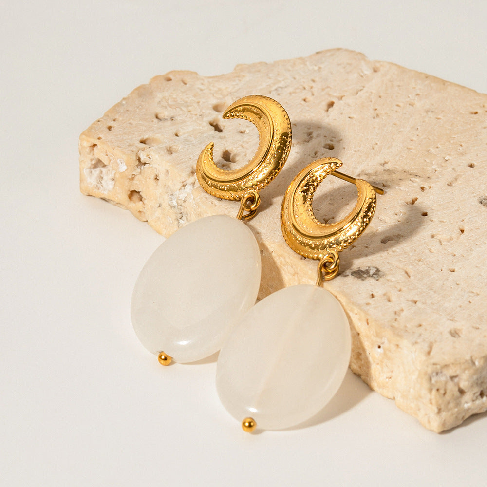 Photo of drop earrings in white and gold with pearl